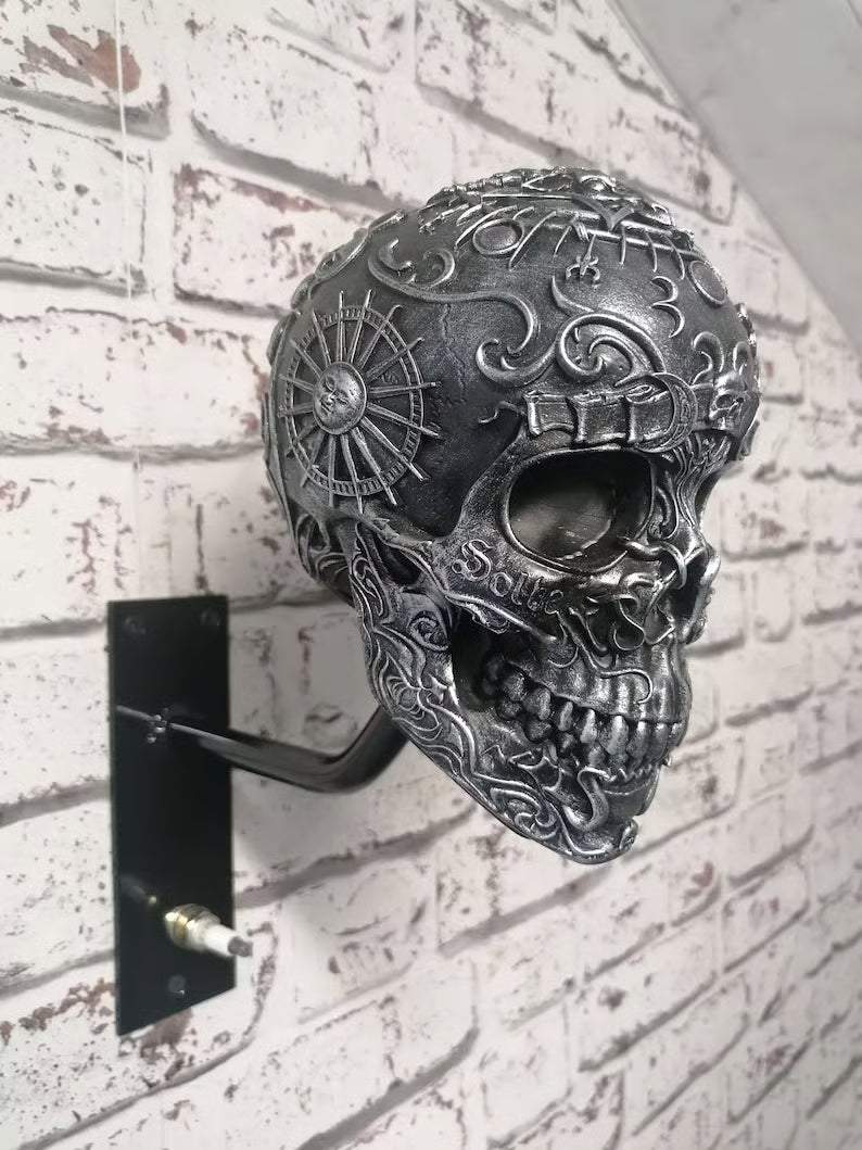 SkullHook – Halter für Helm und Jacke