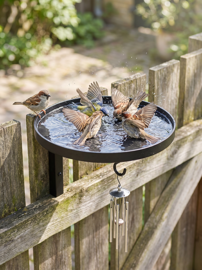 Vogelbad aus Metall zur Wandmontage
