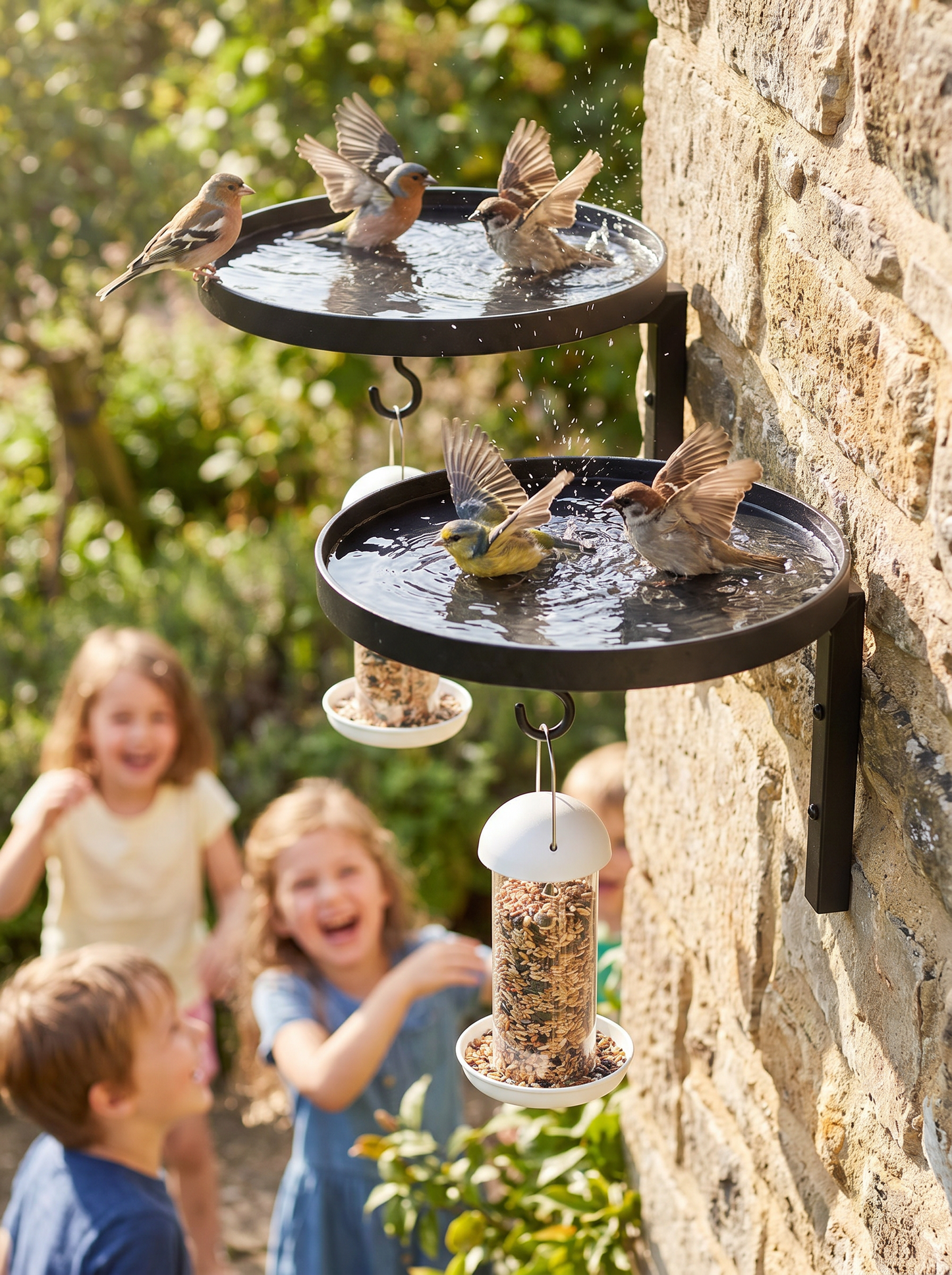 Vogelbad aus Metall zur Wandmontage