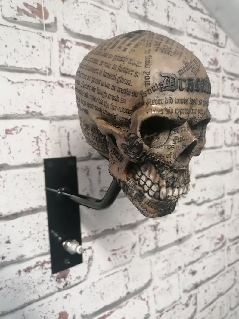 SkullHook – Halter für Helm und Jacke