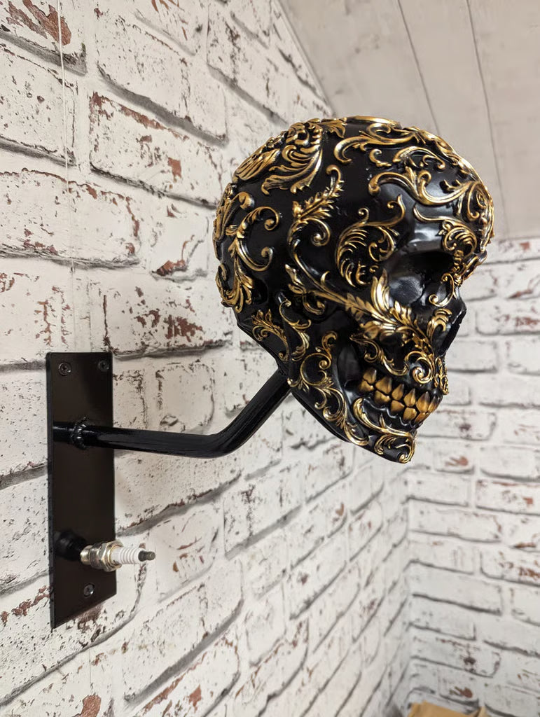 SkullHook – Halter für Helm und Jacke