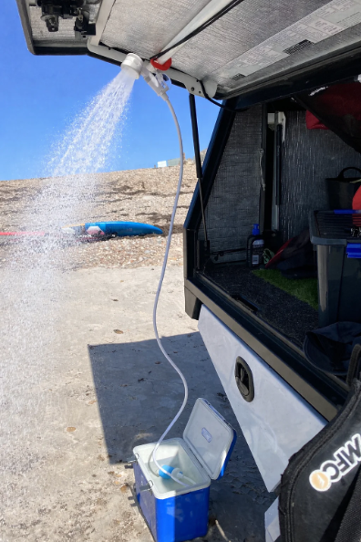 Tragbare Wasserpumpe: Set mit Schlauch und Sprühkopf