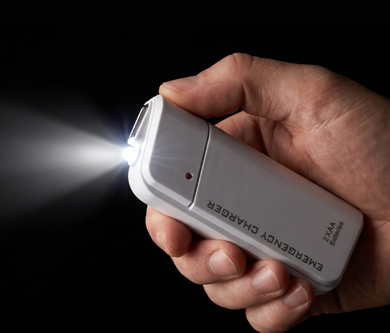 Tragbares Notladegerät mit AA-Batterien – USB-Aufladung, kompakt und mit LED-Taschenlampe – perfekt für Reisen, Pendeln und Stromausfälle