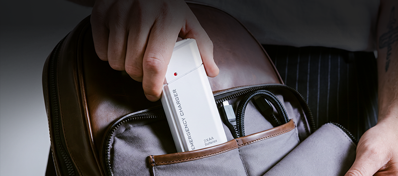 Tragbares Notladegerät mit AA-Batterien – USB-Aufladung, kompakt und mit LED-Taschenlampe – perfekt für Reisen, Pendeln und Stromausfälle