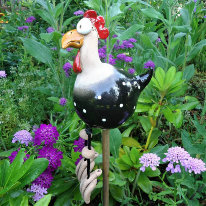Lustige Hühnerdekorationen für Ihren Garten