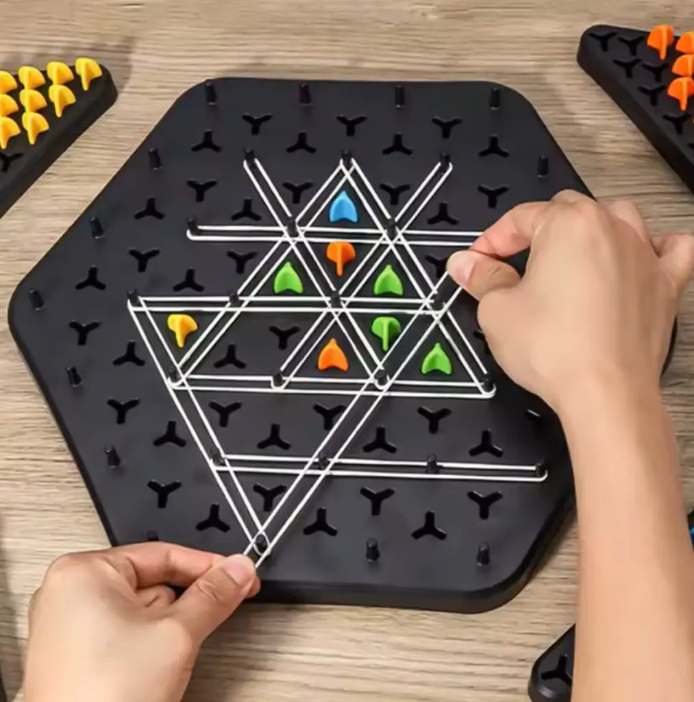 Dreiecksjagd: das Brettspiel, das Logik und Geometrie trainiert